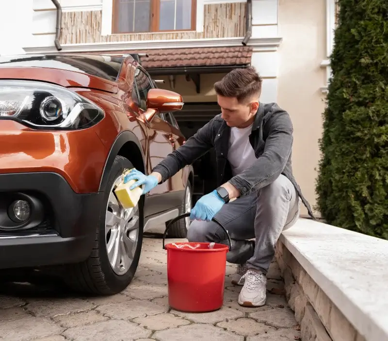Lavage auto à domicile Pezou : professionnel intervenant sur un véhicule